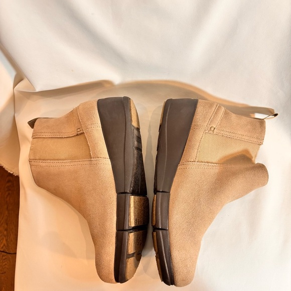 CROCS Sz 9 Tan Suede Ankle Chelsea Ankle Pull On Boots Low Wedge Soles - Picture 3 of 13